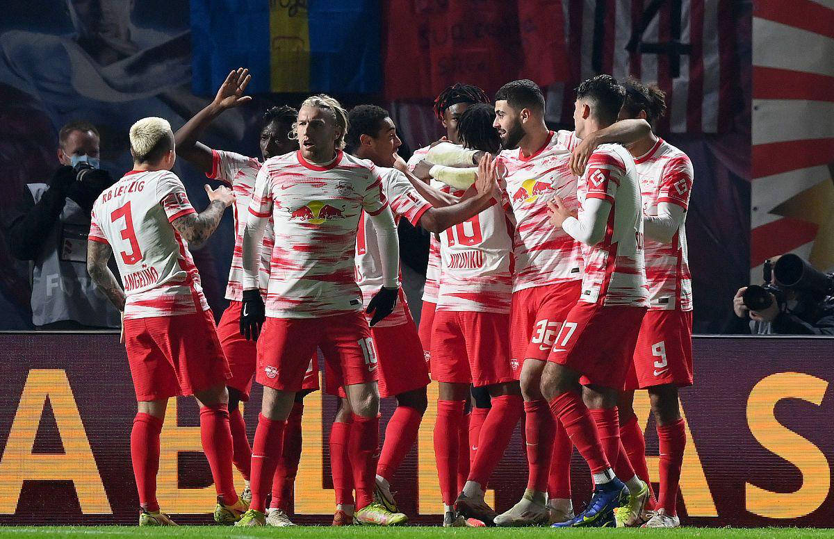 莱比锡客场大胜对手领跑积分榜