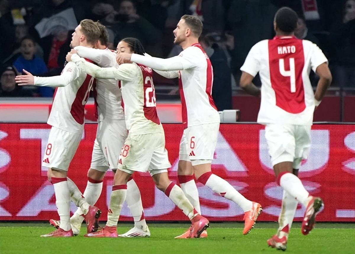 阿贾克斯轻取波尔图，晋级欧冠强