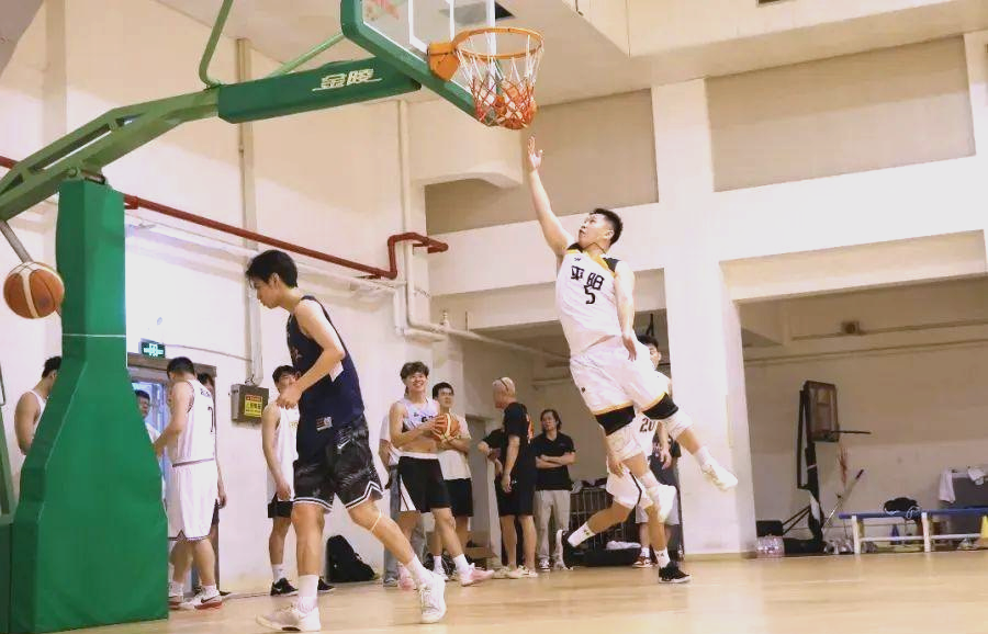 球员们积极备战，迎接新赛季的挑战