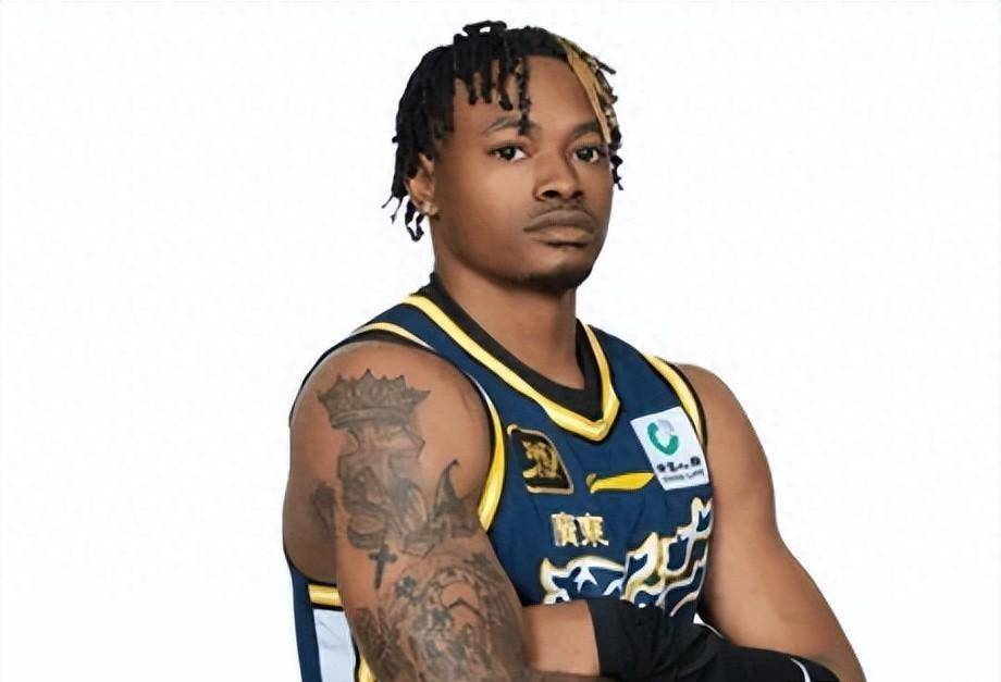 后备队员接替伤员出场，表现稳健可靠的简单介绍