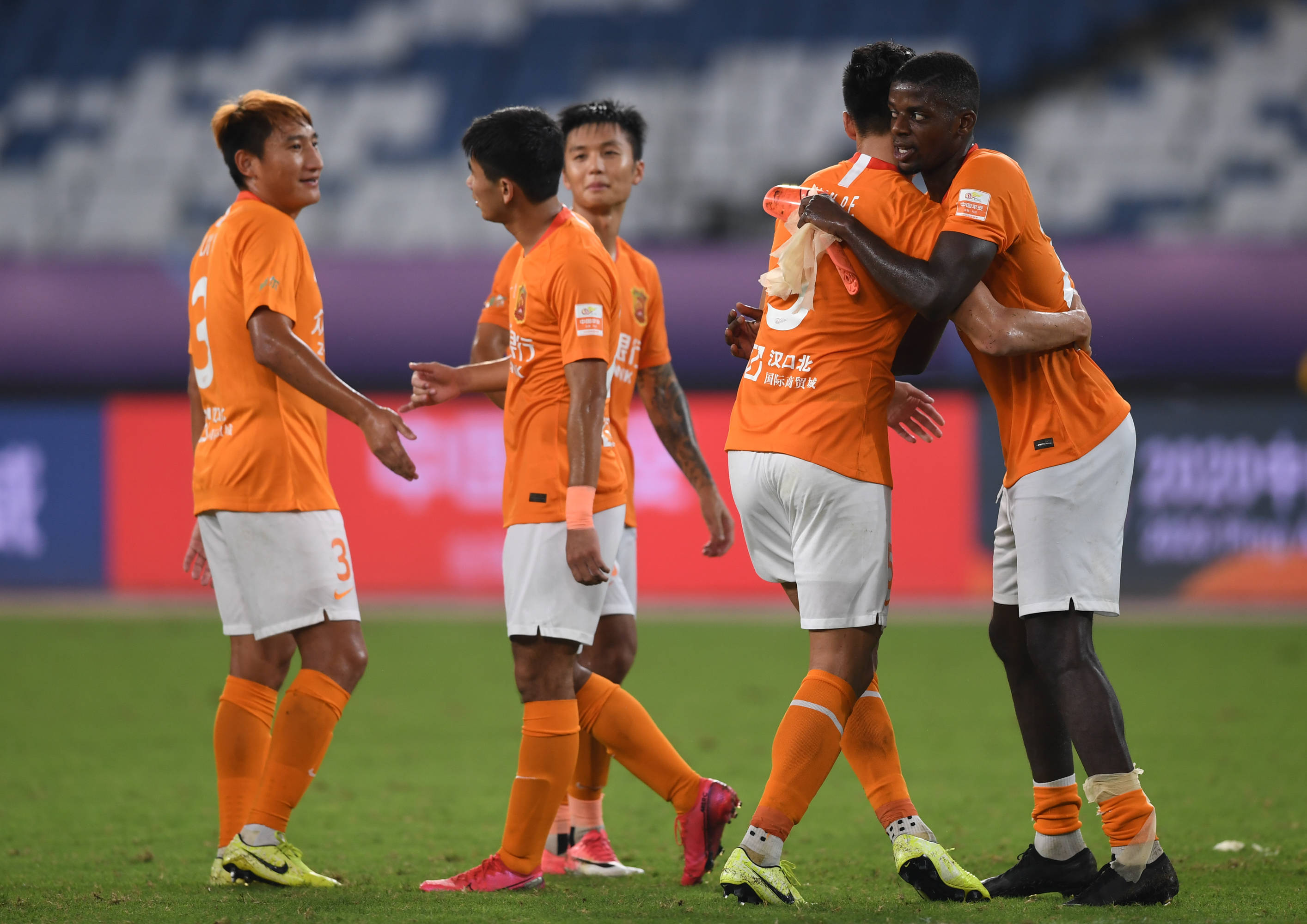 包含武汉卓尔队整体发挥出彩，赢得球迷支持的词条