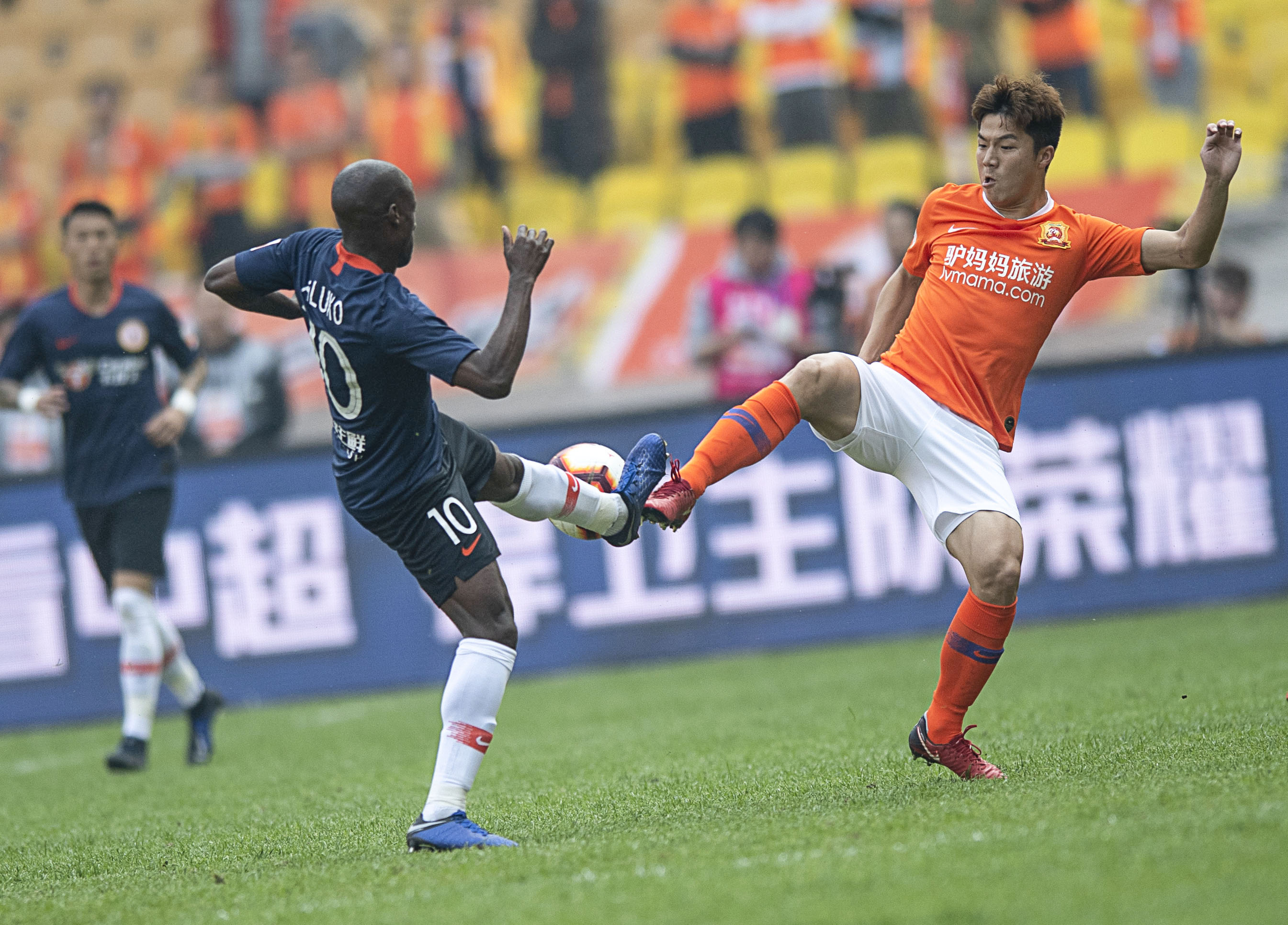 包含武汉卓尔队整体发挥出彩，赢得球迷支持的词条