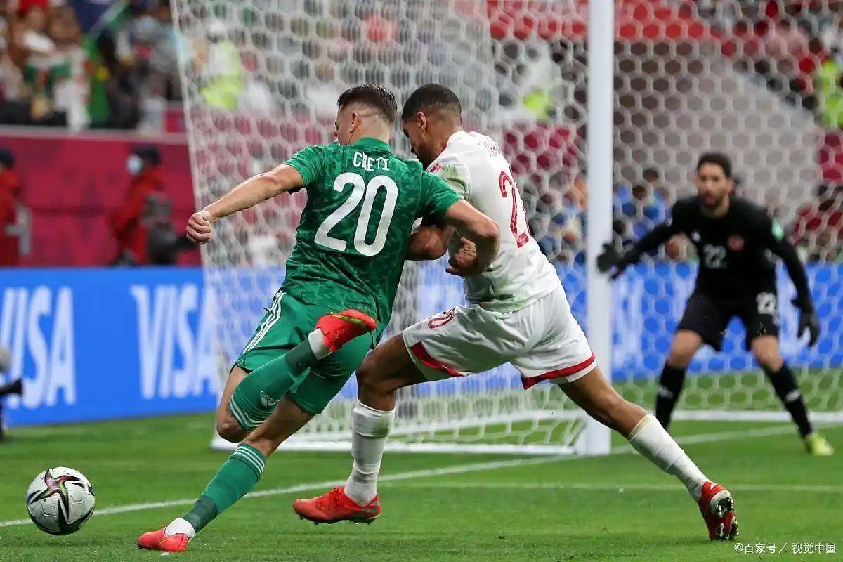 卡塔尔队在比赛中亮剑拼杀，成功晋级